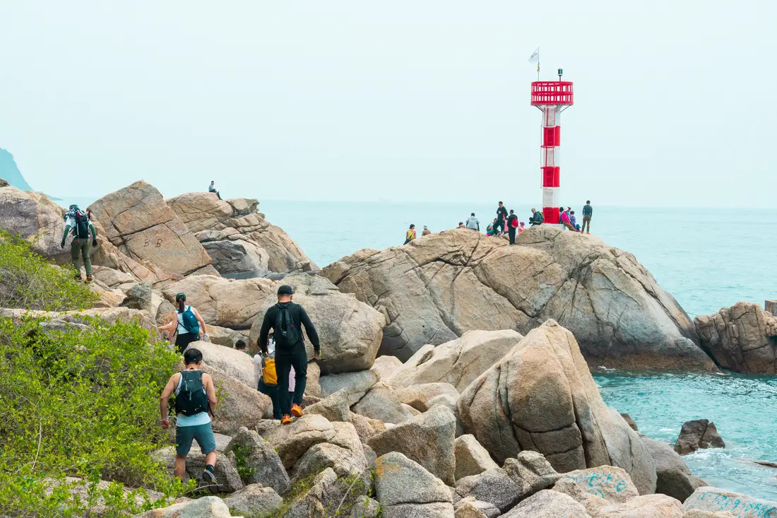 大鹿港灯塔与海岸线