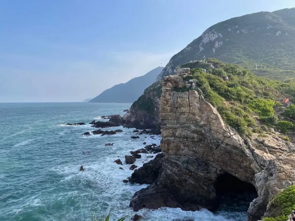 鹿嘴山庄海边悬崖